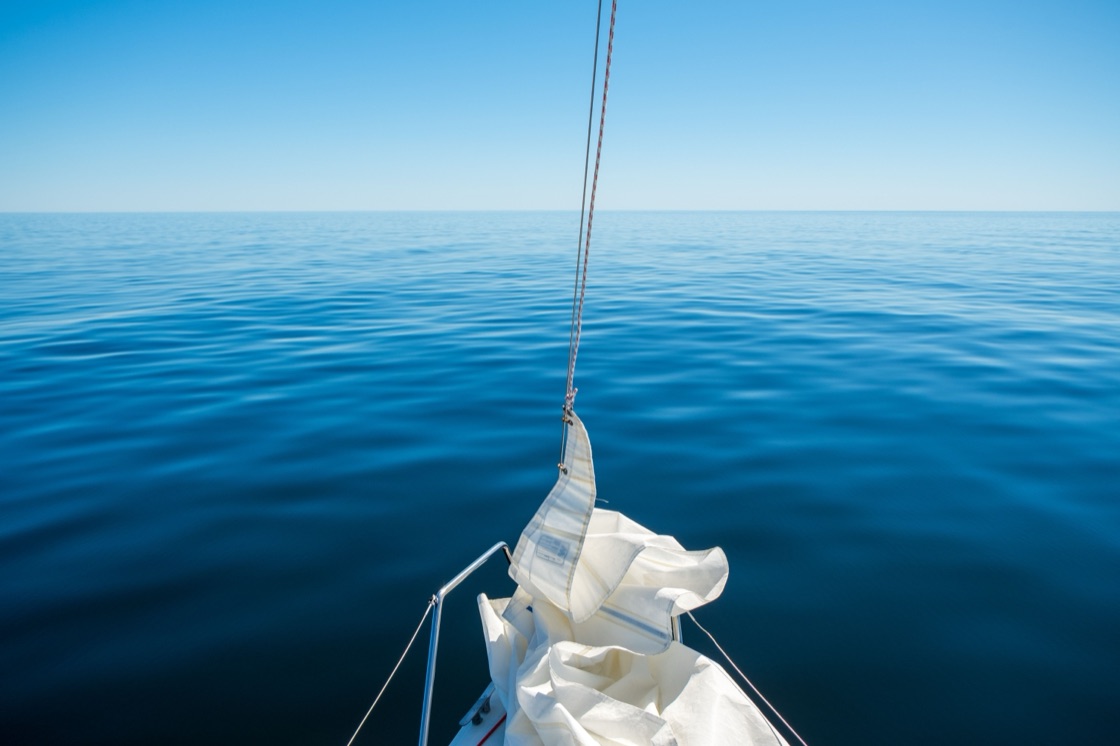 Rustig open water met een wijde horizon